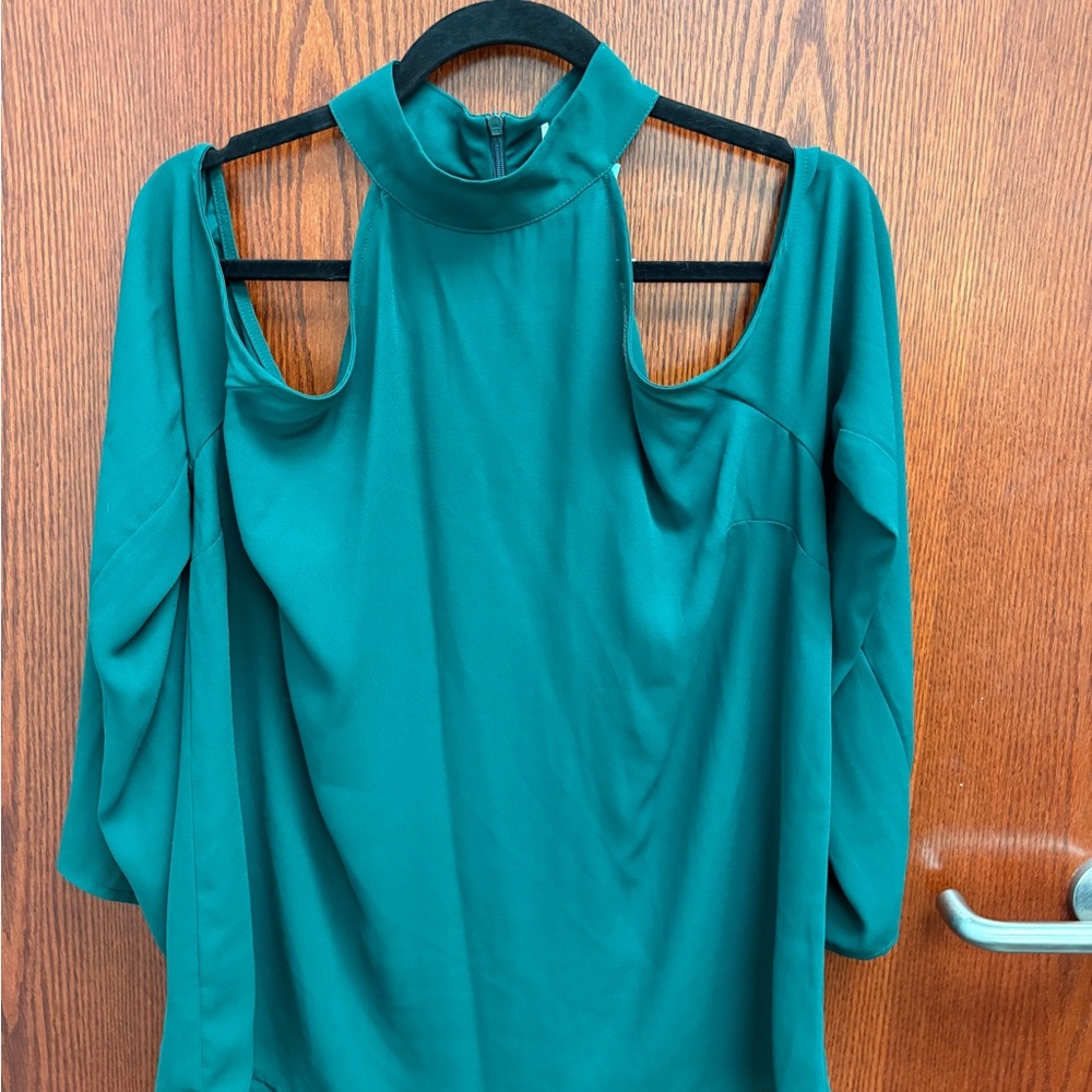 Stitch Fix Women’s Size Large Q&A Open Shoulder Blouse Green Shirt Top NWT
